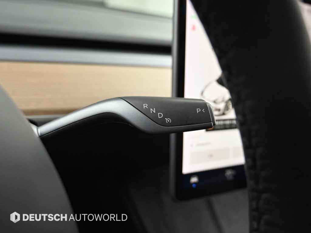 Tesla Model 3 — photo 09
