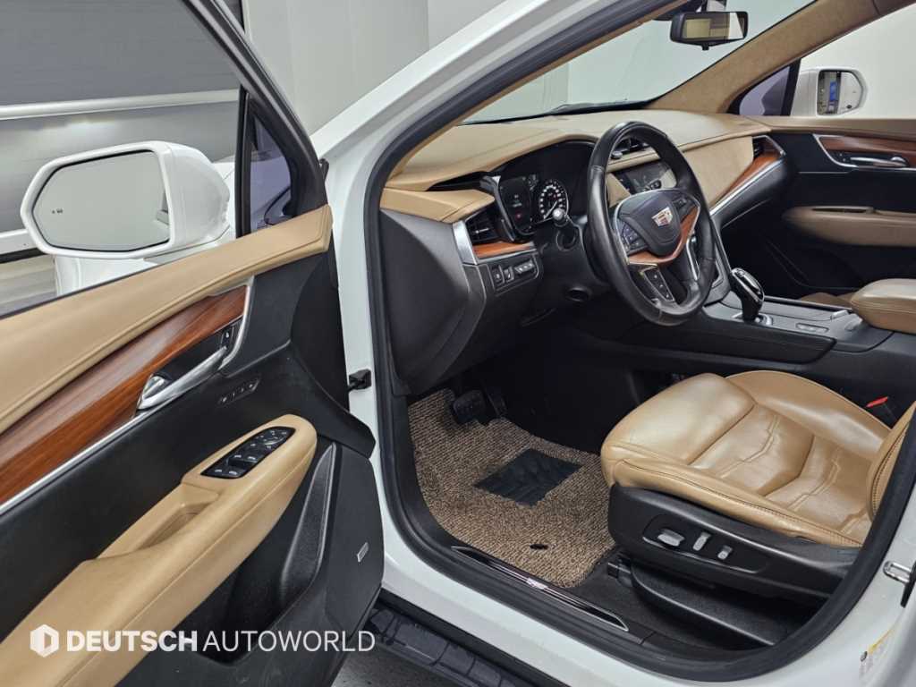 Cadillac XT5 — photo 11