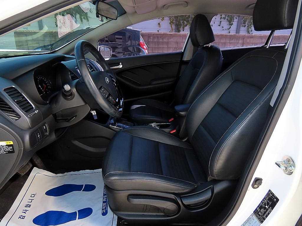 Kia K3 — photo 05