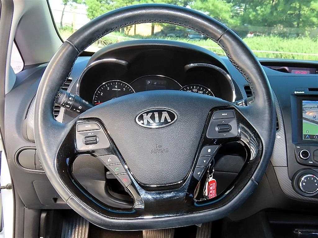 Kia K3 — photo 08