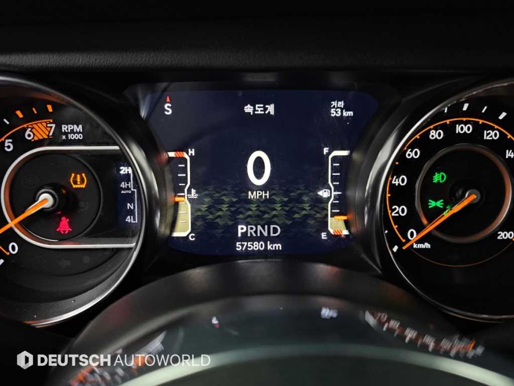 Jeep Wrangler — photo 08