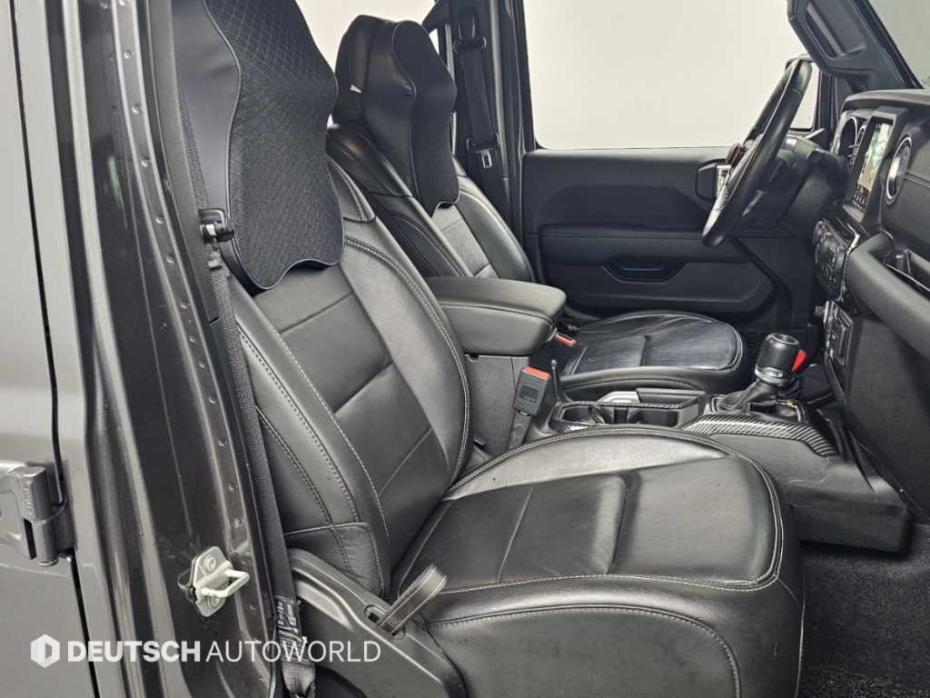 Jeep Wrangler — photo 10
