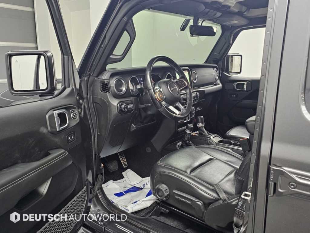 Jeep Wrangler — photo 11