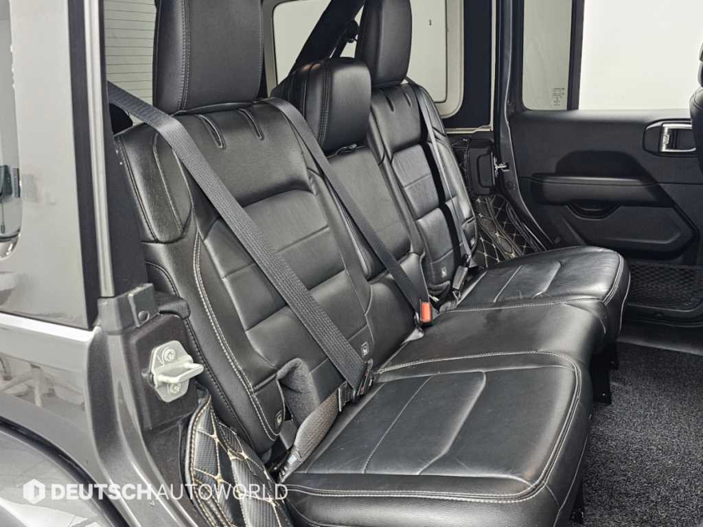 Jeep Wrangler — photo 12