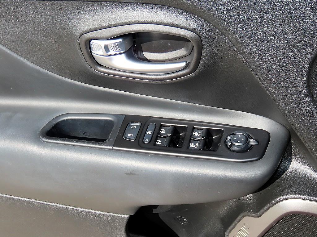 Jeep Renegade — photo 11