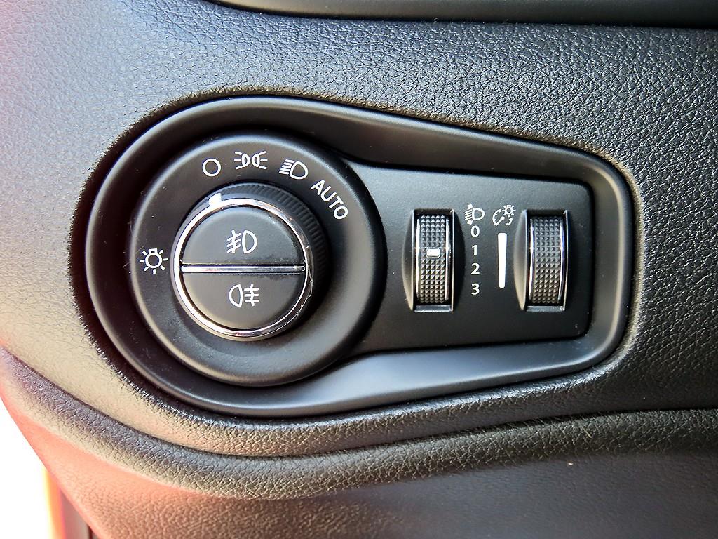 Jeep Renegade — photo 12