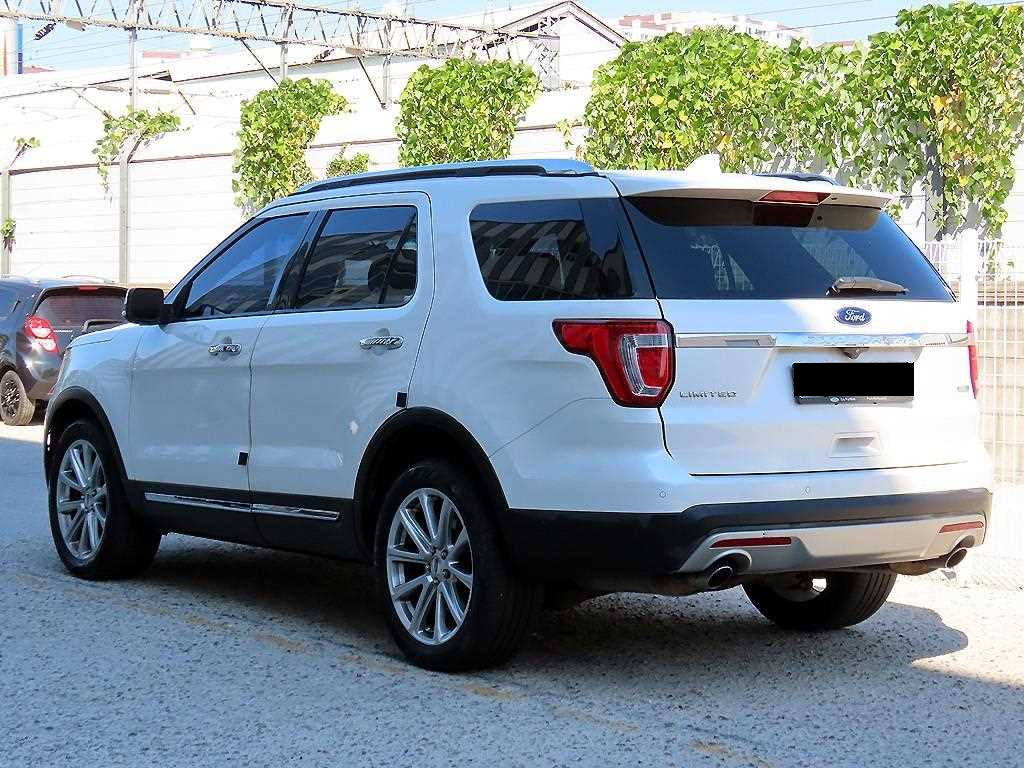 Ford Explorer — photo 03