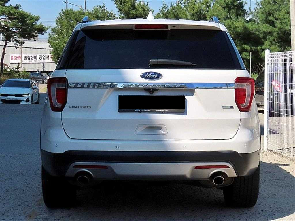 Ford Explorer — photo 04