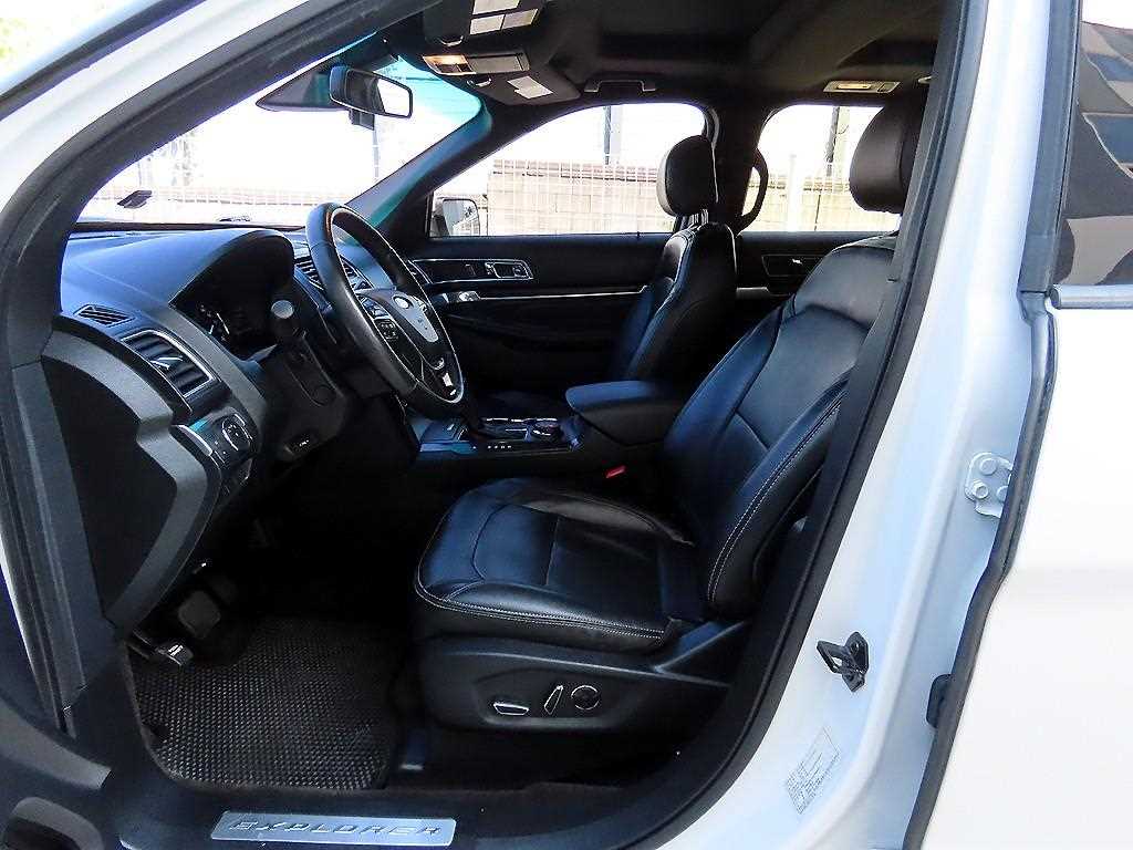 Ford Explorer — photo 05