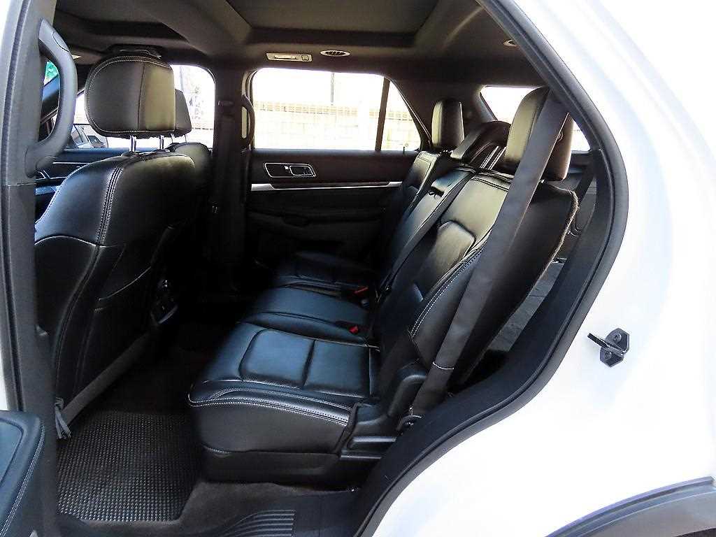 Ford Explorer — photo 06