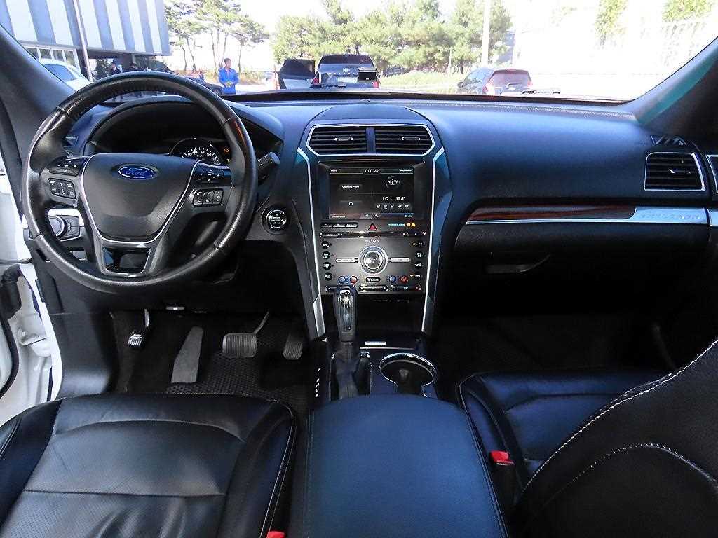 Ford Explorer — photo 07