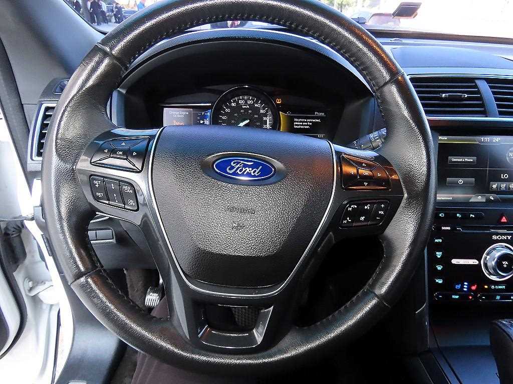 Ford Explorer — photo 08