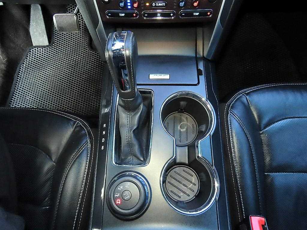 Ford Explorer — photo 10