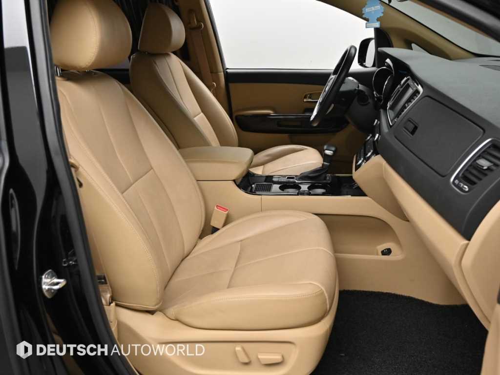 Kia Carnival — photo 10