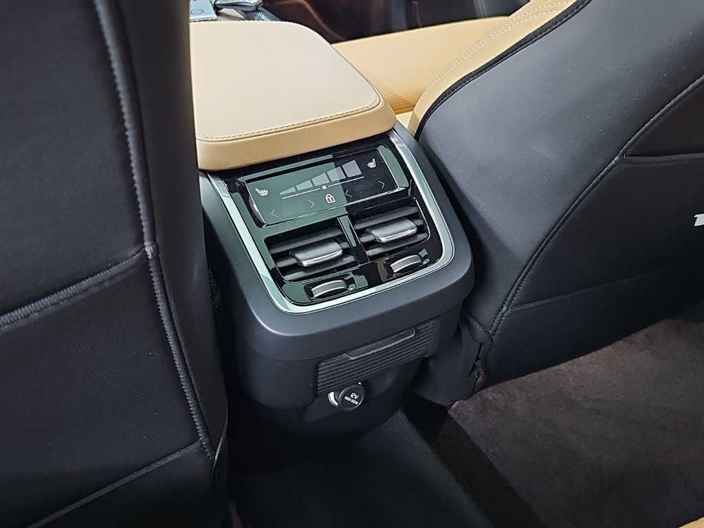 Volvo XC90 — photo 13