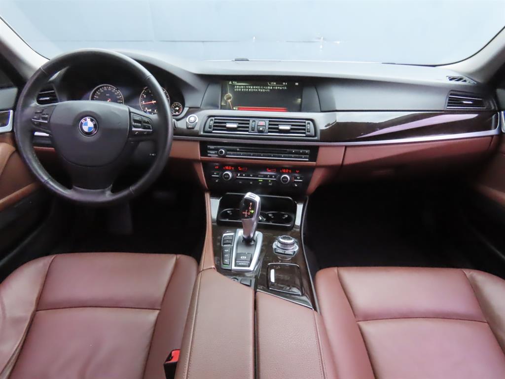 BMW 5-Series — photo 08
