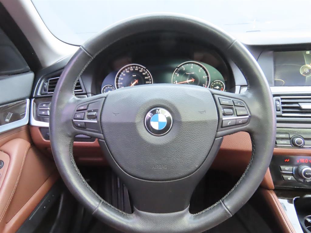 BMW 5-Series — photo 10