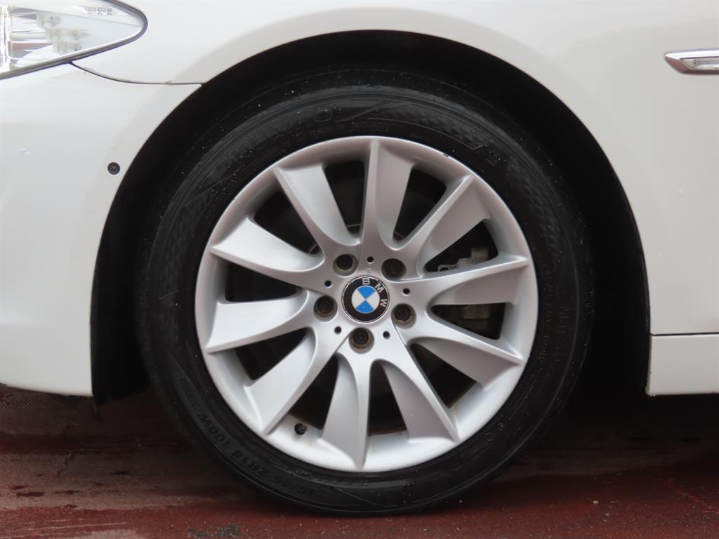 BMW 5-Series — photo 20
