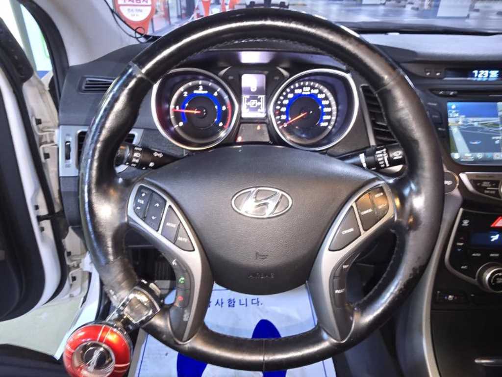 Hyundai Avante — photo 09