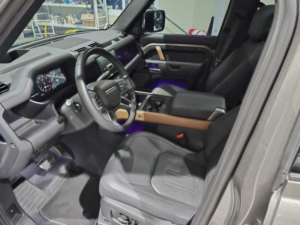 Land Rover Defender — photo 08