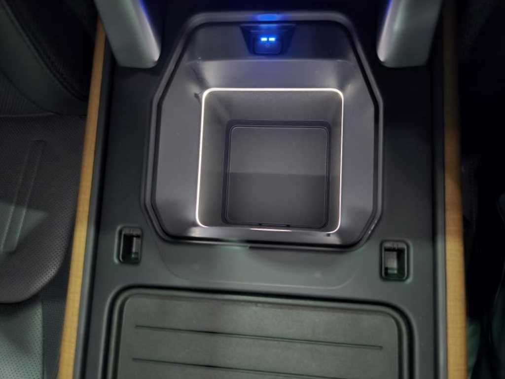 Land Rover Defender — photo 10