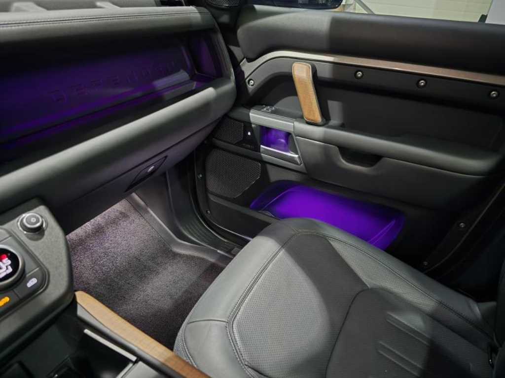 Land Rover Defender — photo 11