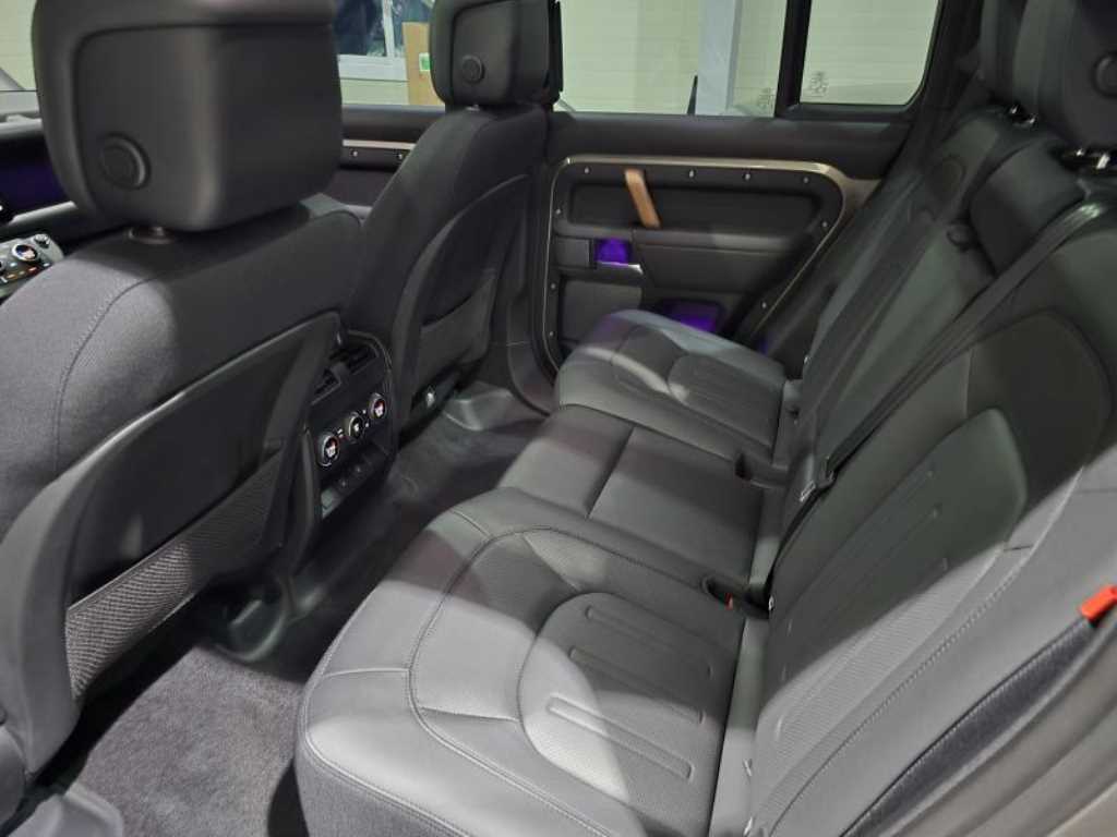 Land Rover Defender — photo 12