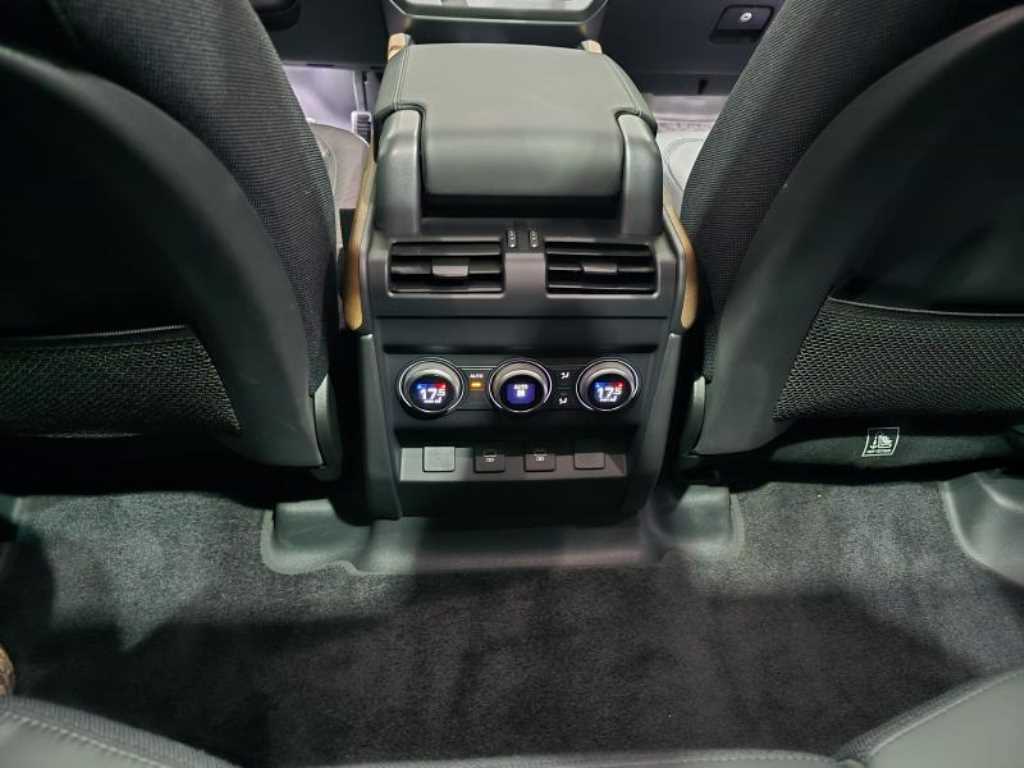 Land Rover Defender — photo 13
