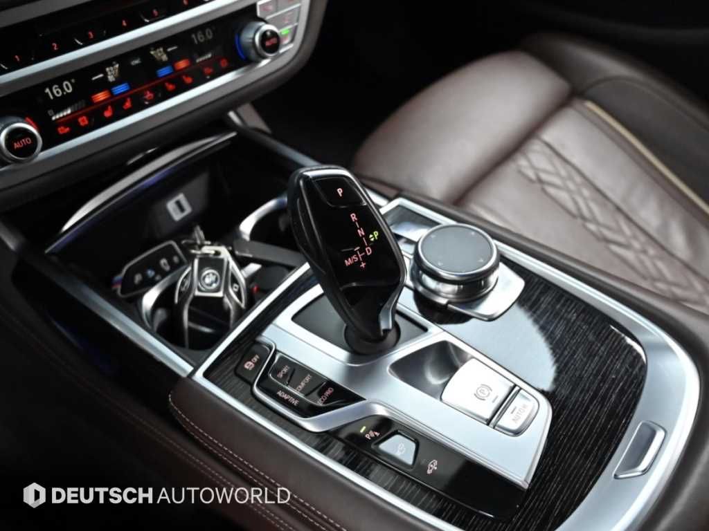 BMW 7-Series — photo 09