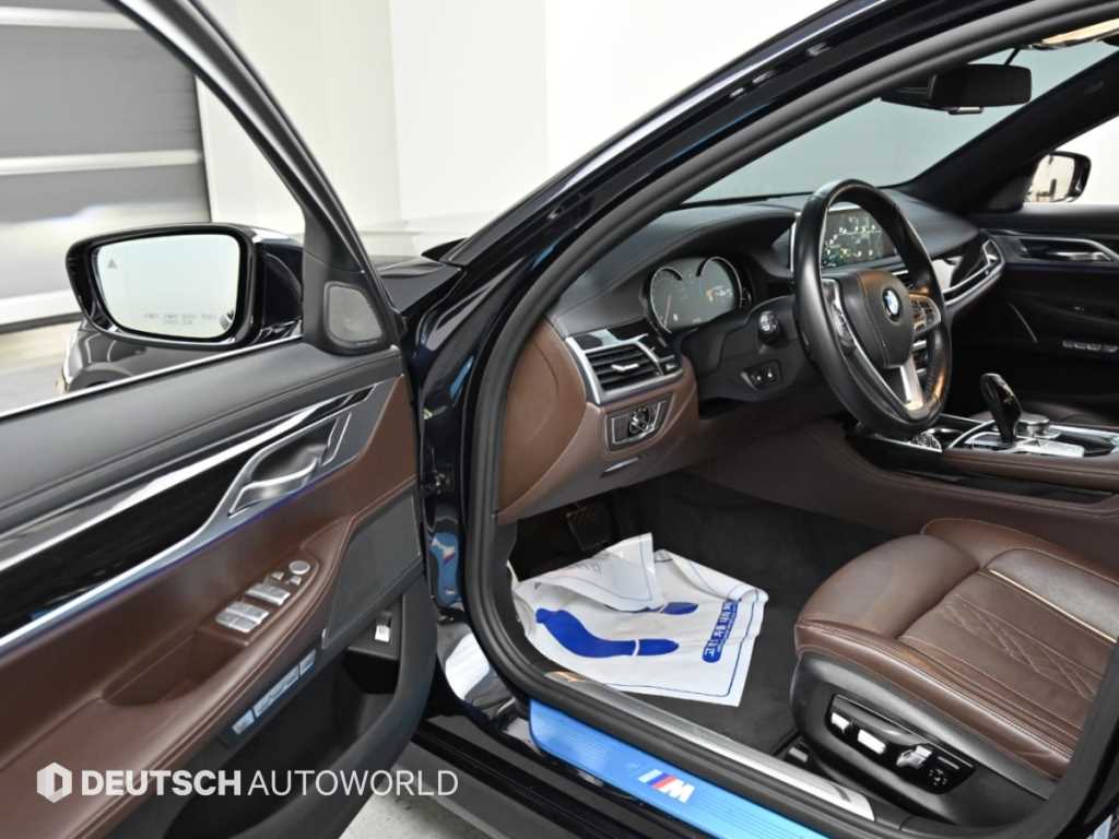 BMW 7-Series — photo 11