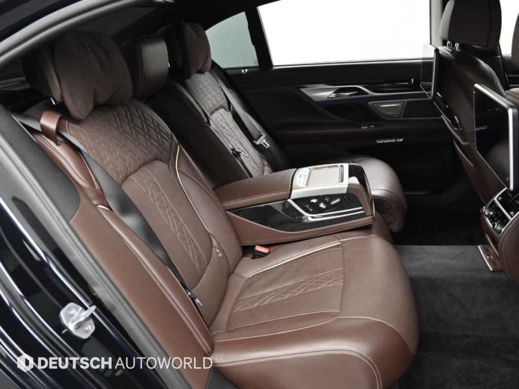 BMW 7-Series — photo 12