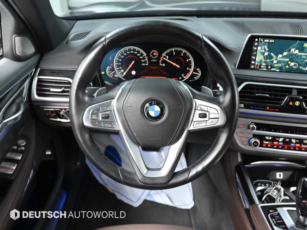 BMW 7-Series — photo 13