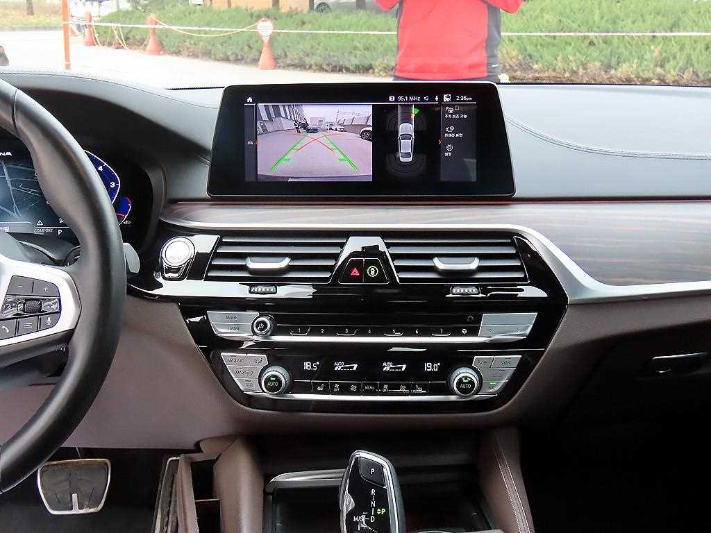 BMW 5-Series — photo 10