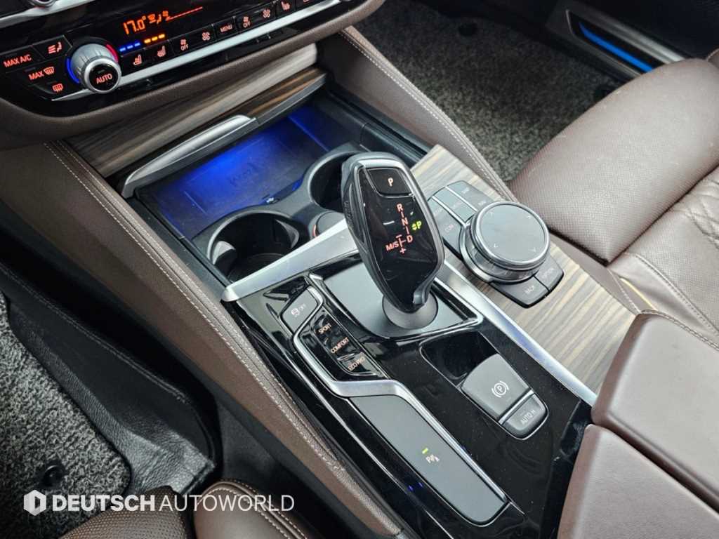 BMW 5-Series — photo 09