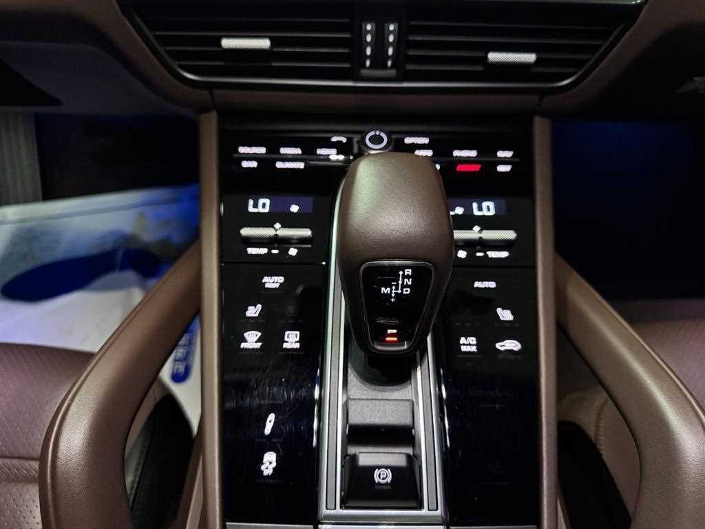 Porsche Cayenne — photo 11