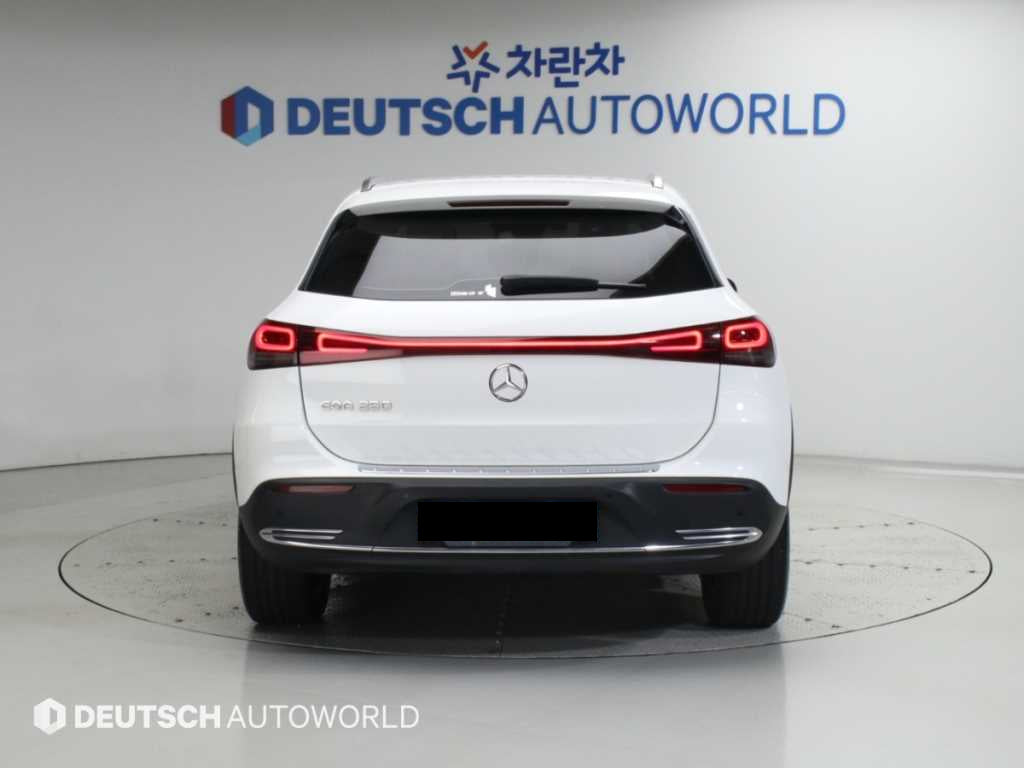 Mercedes-Benz EQA — photo 04