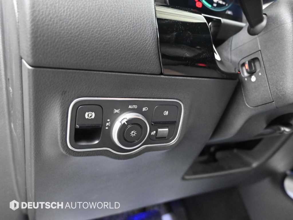 Mercedes-Benz EQA — photo 18