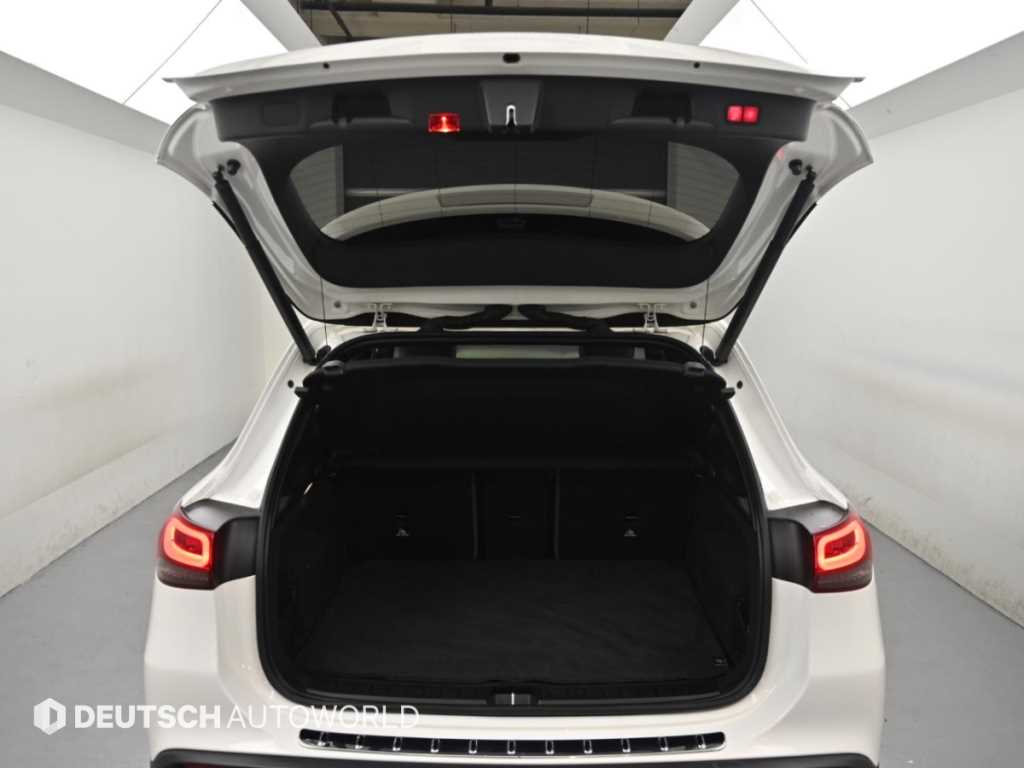 Mercedes-Benz EQA — photo 19