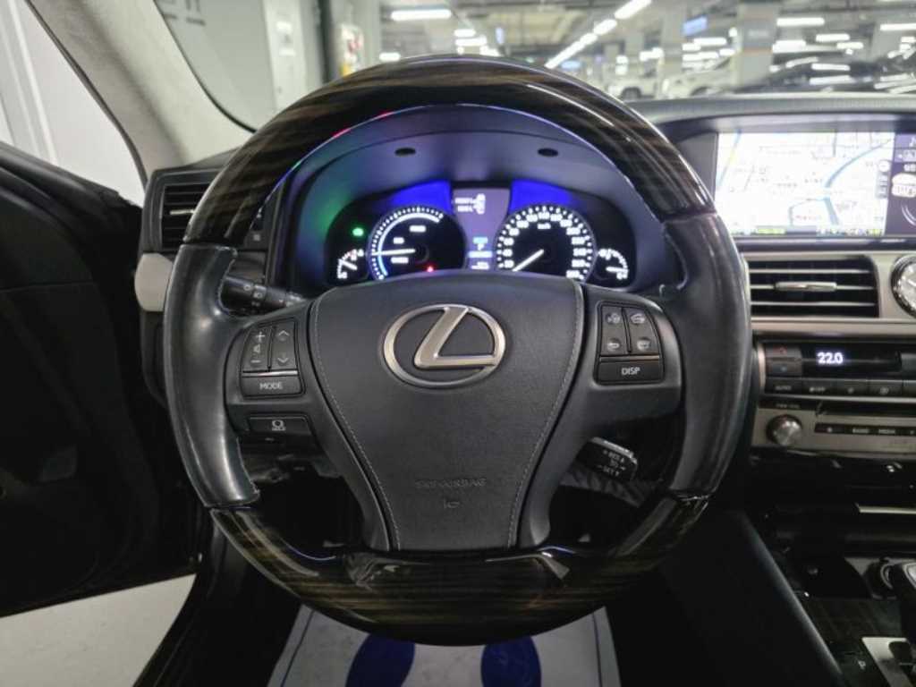 Lexus LS — photo 06