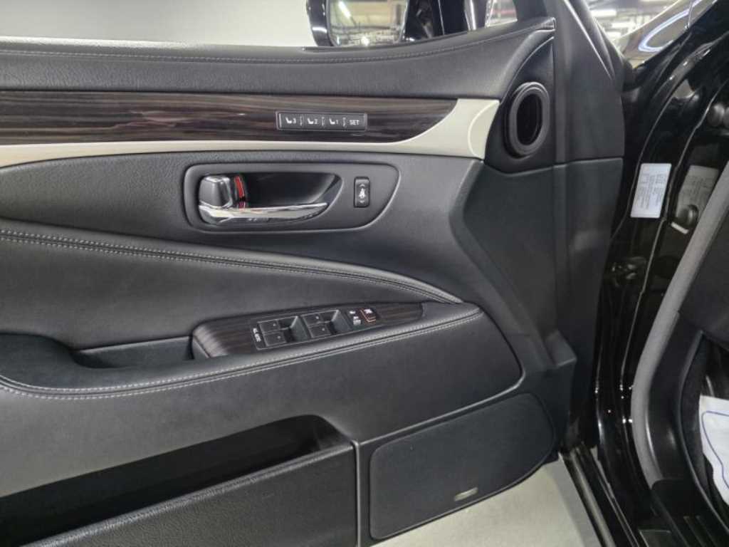 Lexus LS — photo 08