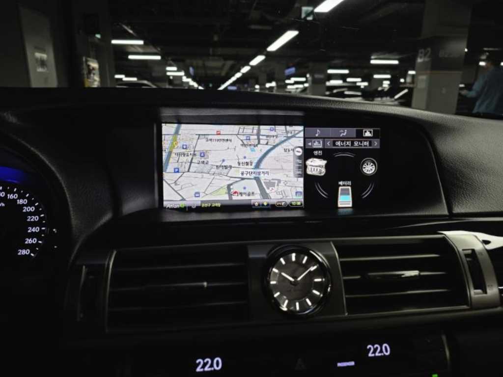 Lexus LS — photo 10