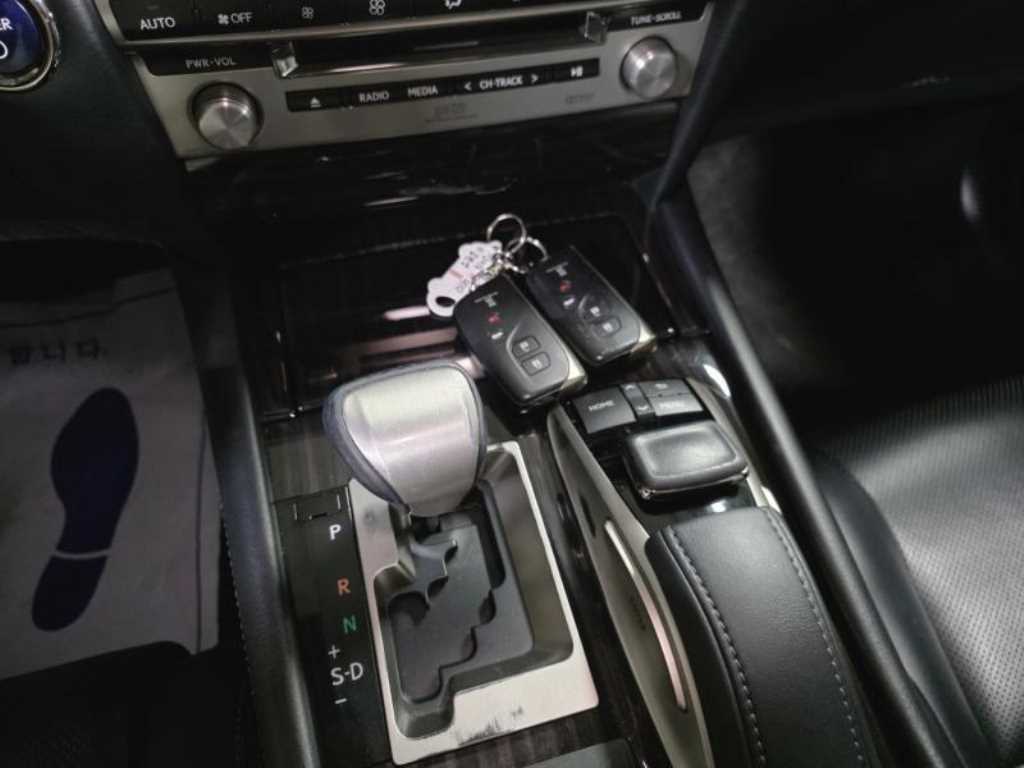 Lexus LS — photo 12