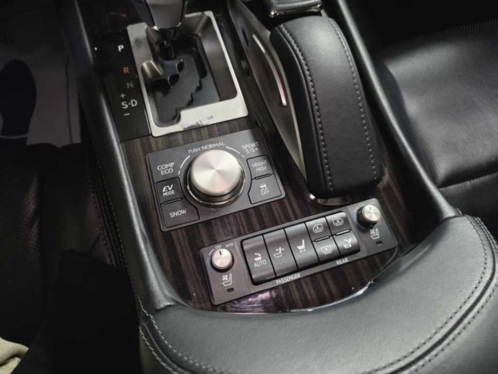 Lexus LS — photo 13
