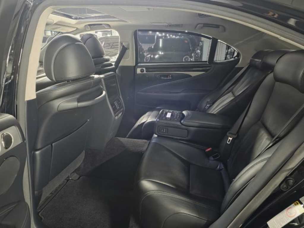 Lexus LS — photo 14