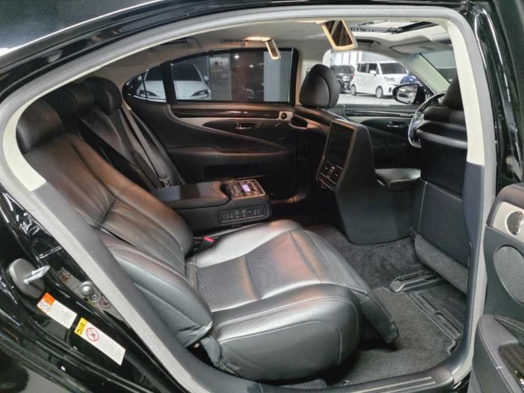 Lexus LS — photo 15