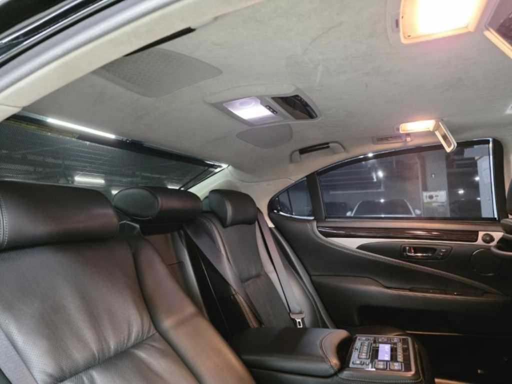 Lexus LS — photo 16