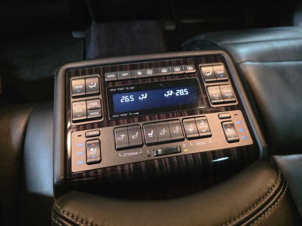 Lexus LS — photo 17