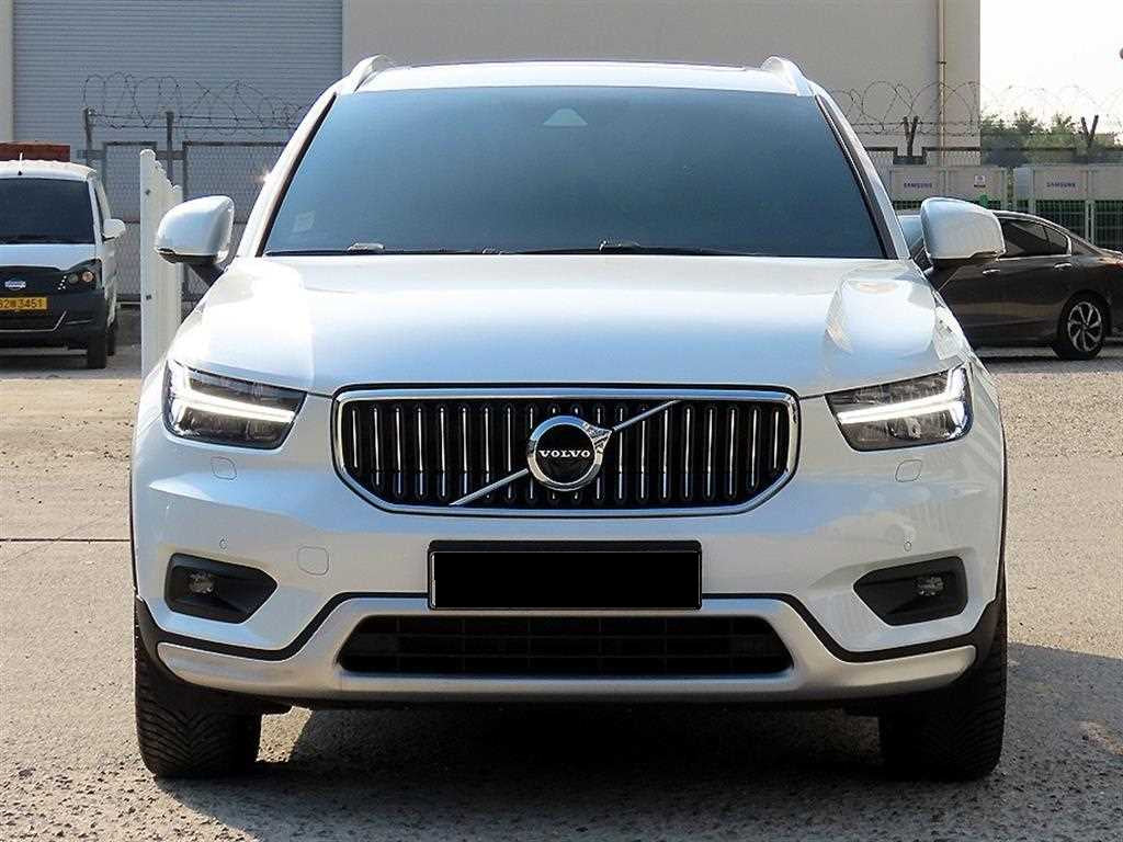 Volvo XC40 — photo 01