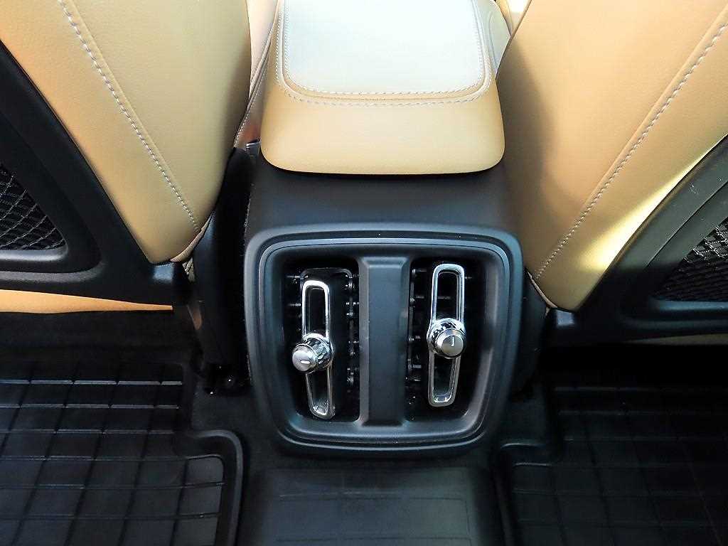 Volvo XC40 — photo 16