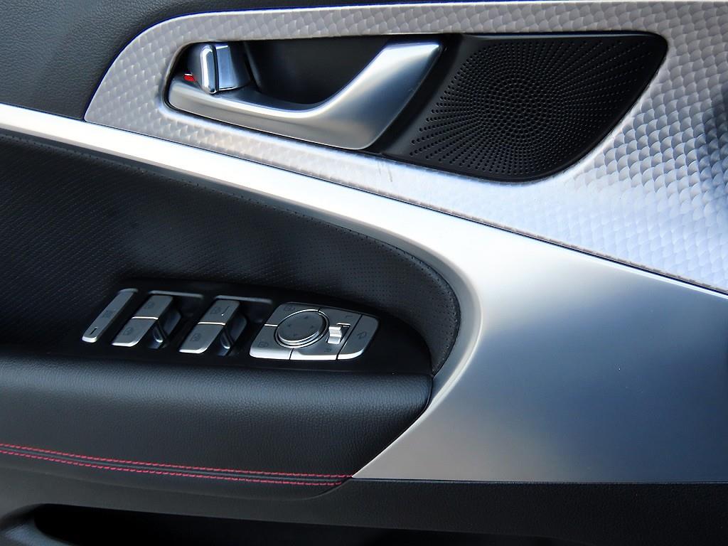 Genesis G70 — photo 12